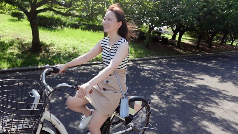 不擅長拒絕美女美白般運動員今年20歳的專科生！！一面可愛臉蛋扭曲顔一面持續絕頂有感口爆與2回無套中出！！